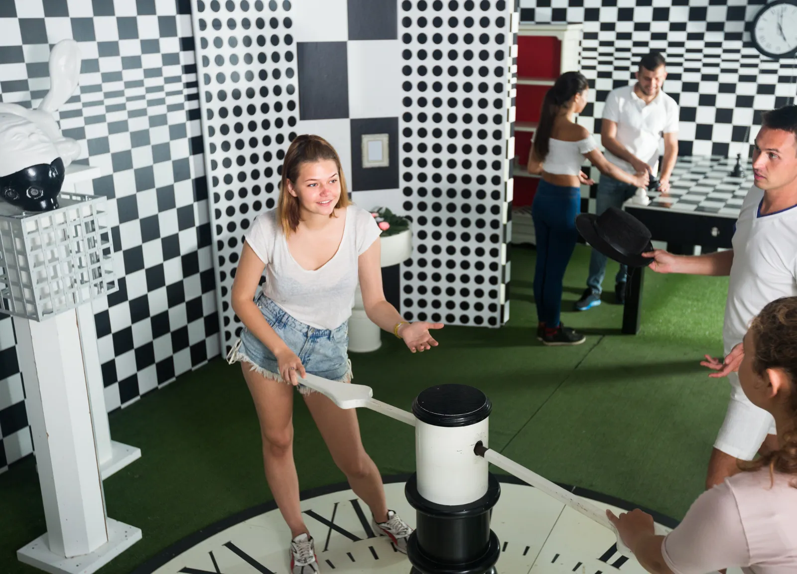 Are Escape Rooms Better with Less People?
